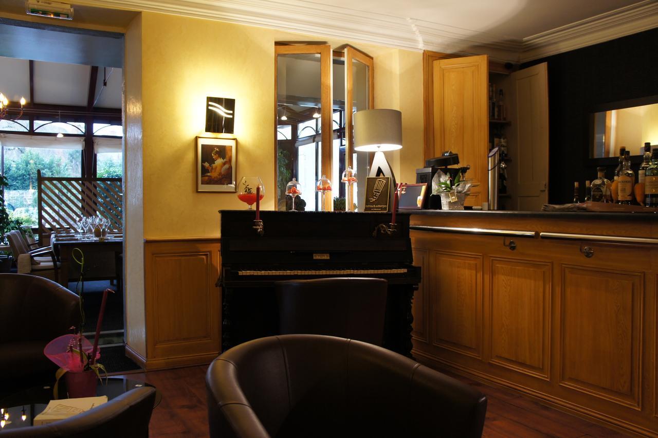 Hotel Restaurant La Goutte Noire Châteaumeillant Exteriör bild